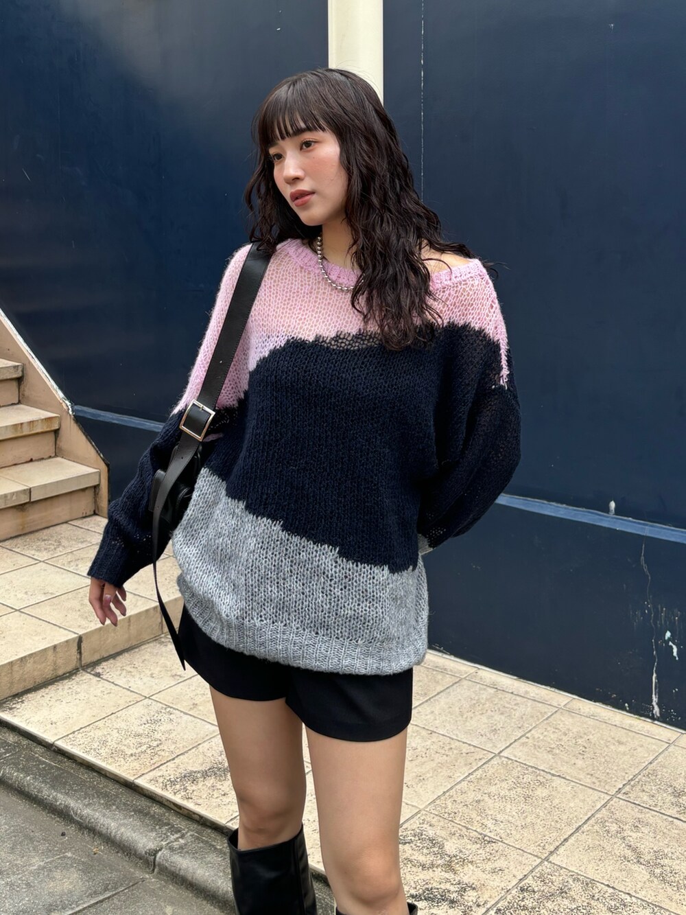 ブルー系のニット/セーターを着用したレディースの秋コーディネートの5枚目の写真