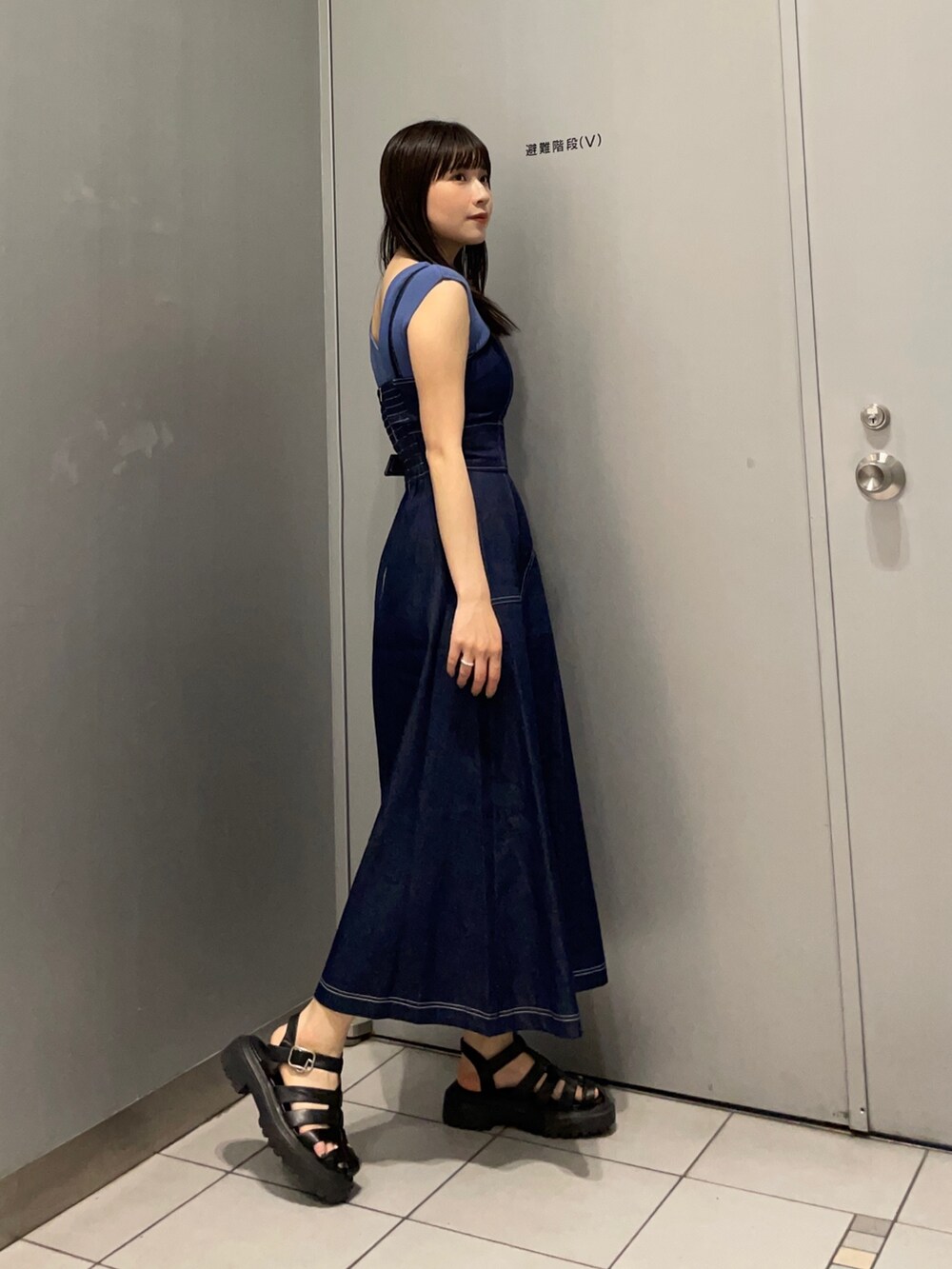 ブルー系のワンピース、ブルー系のタンクトップを着用したレディースの春コーディネートの2枚目の写真
