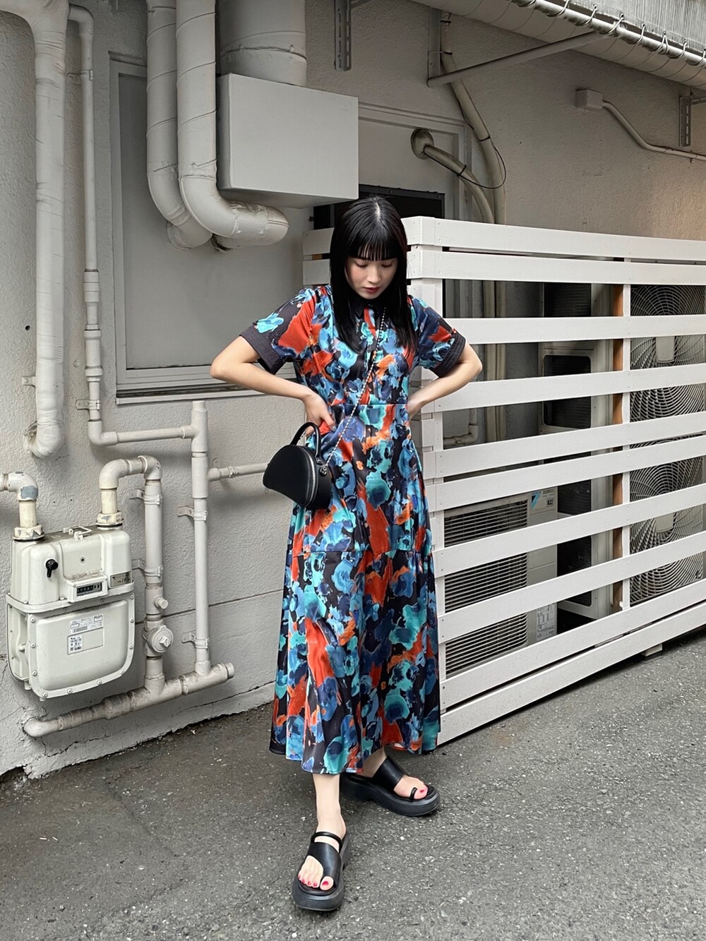 ブルー系のワンピース、ブラック系のサンダルを着用したレディースの春コーディネートの3枚目の写真