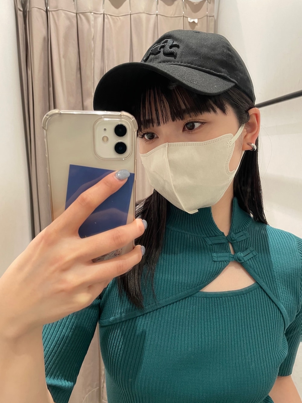 グリーン系のニット/セーター、ブラック系のカーゴパンツ、ブラック系のサンダルを着用したレディースの春コーディネートの4枚目の写真