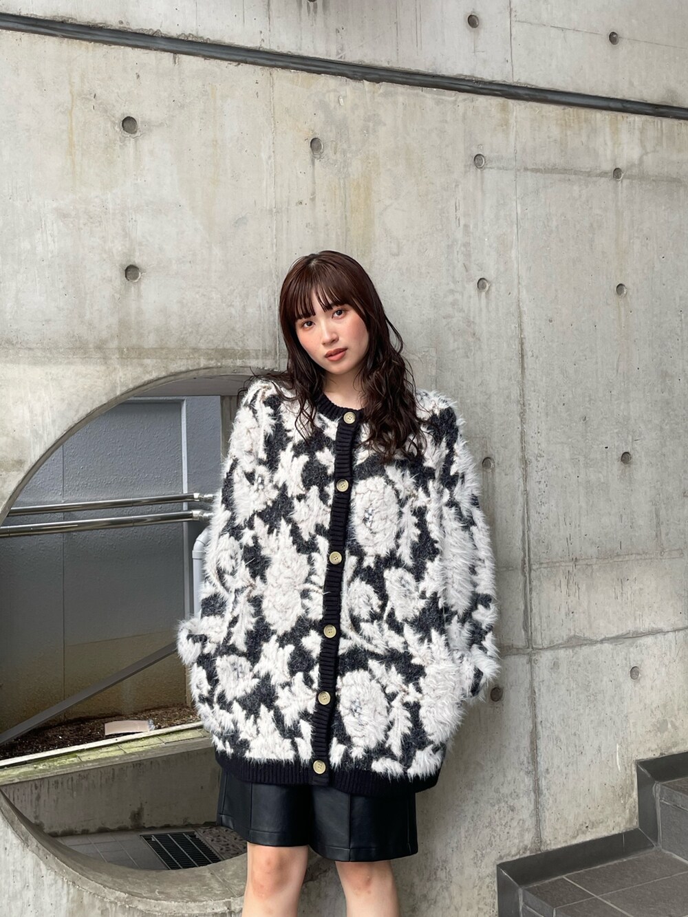 ブラック系のカーディガン/ボレロ、ブラック系のその他パンツを着用したレディースの秋コーディネートの4枚目の写真