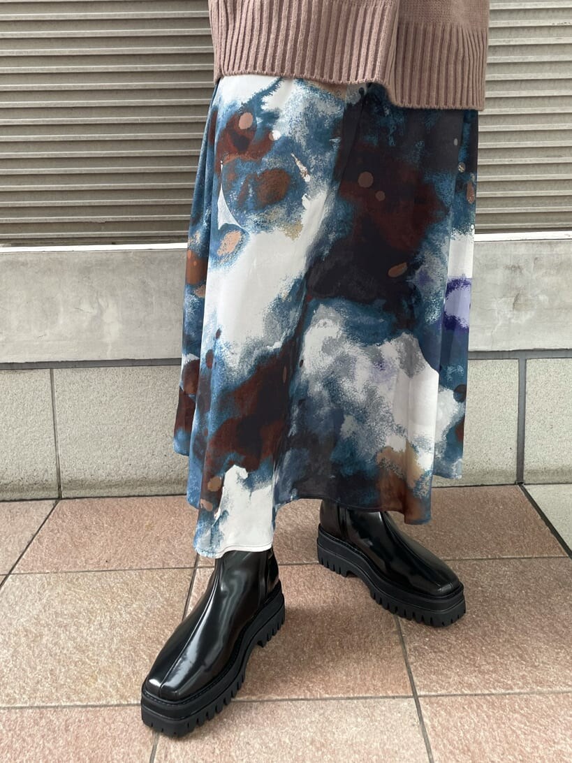 ベージュ系のニット/セーター、ブラック系のダウンジャケット/コート、ブルー系のスカートを着用したレディースの秋コーディネートの5枚目の写真