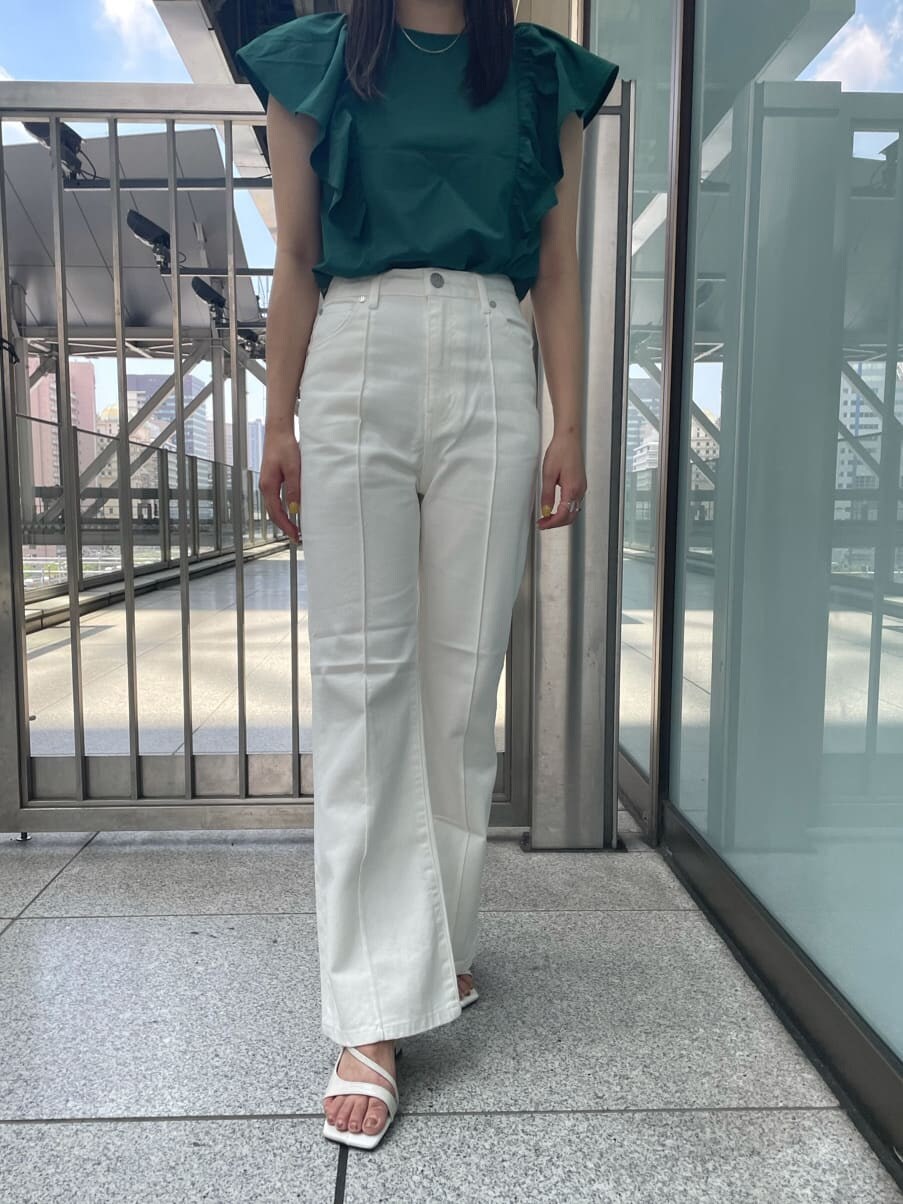 ホワイト系のその他パンツ、グリーン系のシャツ/ブラウス、ホワイト系のサンダルを着用したレディースの夏コーディネートの3枚目の写真