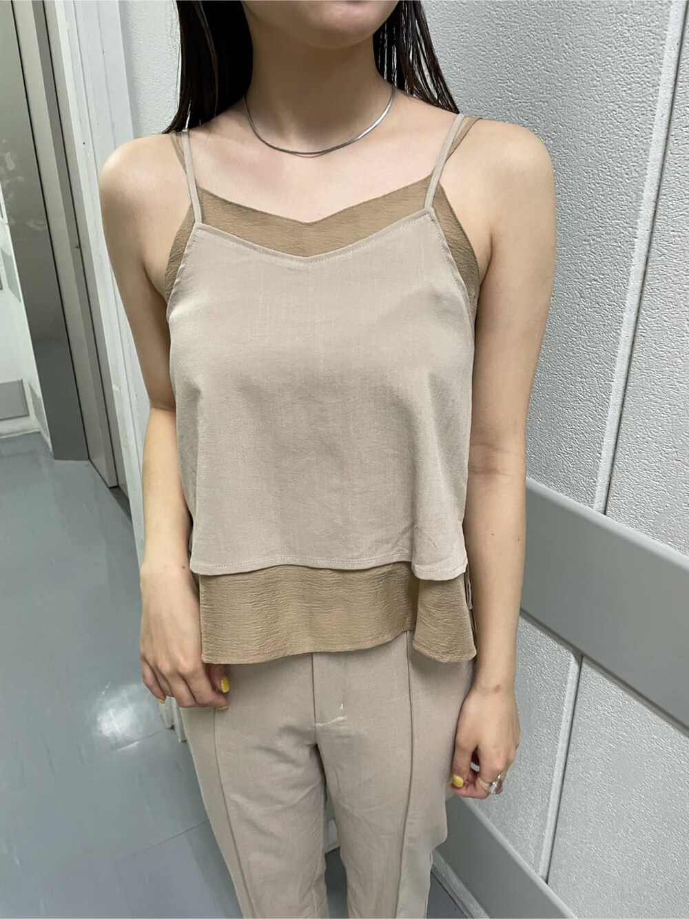 ブラック系のサンダル、ベージュ系のサロペット/オーバーオールを着用したレディースの夏コーディネートの5枚目の写真