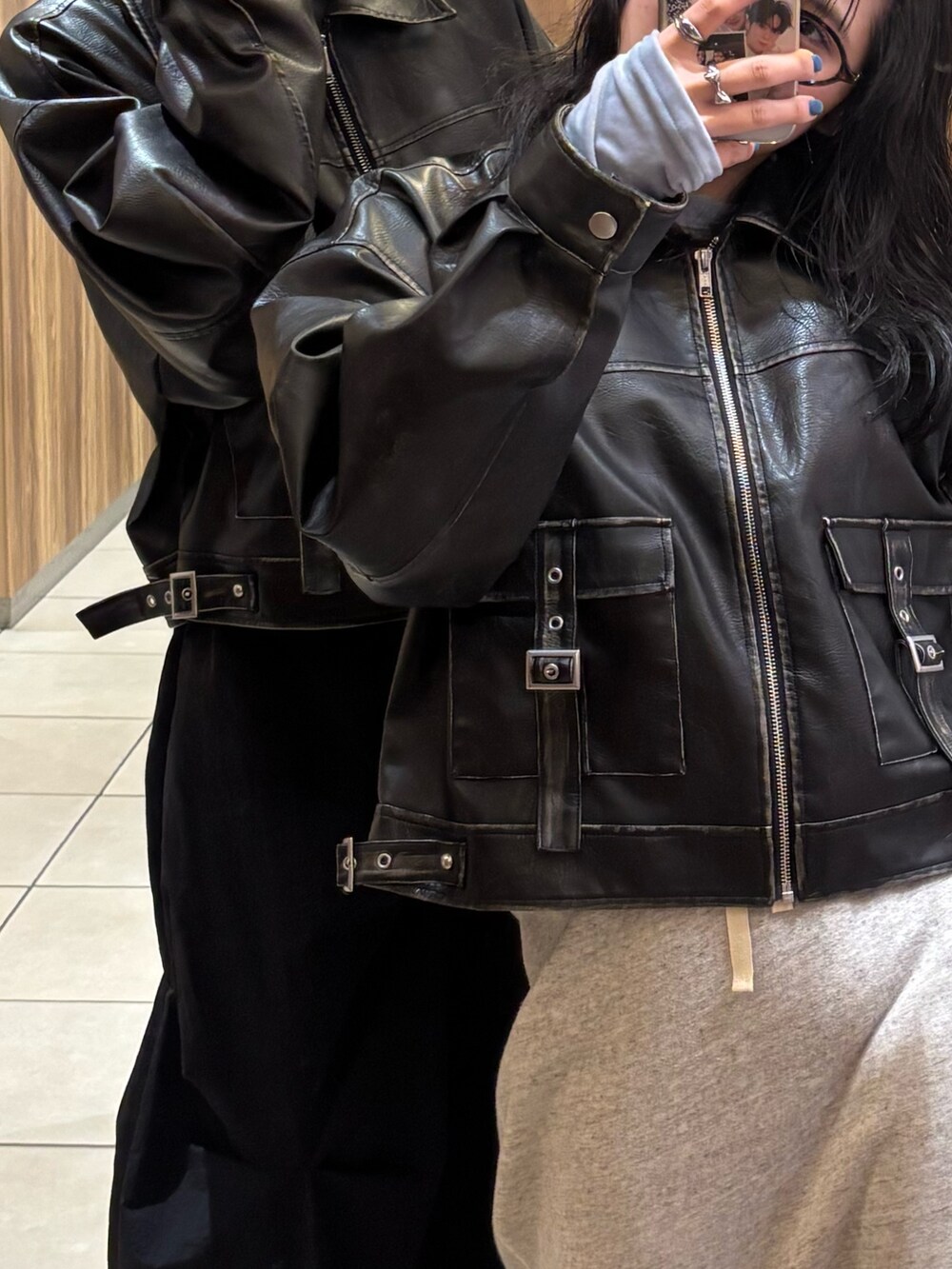 ブラック系のブルゾンを着用したレディースの春コーディネートの2枚目の写真