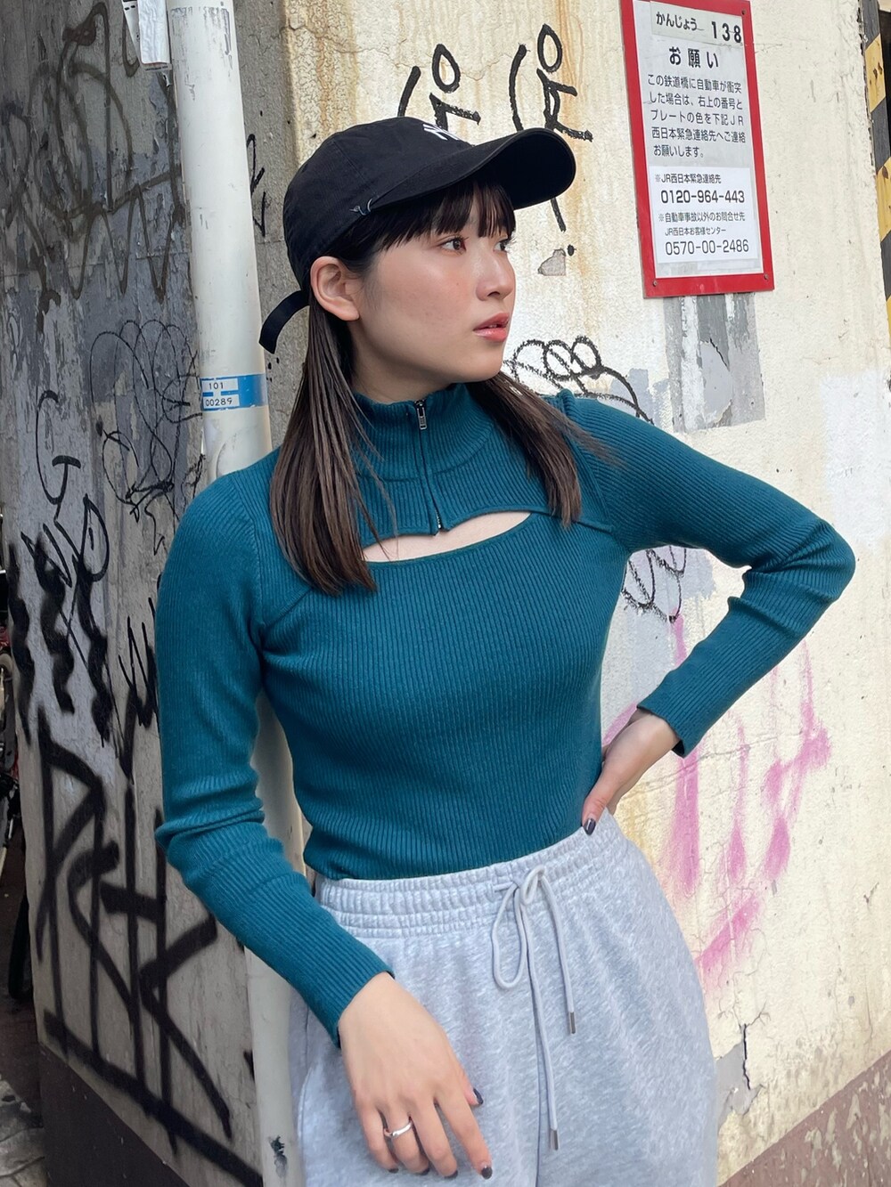 ブルー系のニット/セーター、ブラック系のダウンジャケット/コートを着用したレディースの冬コーディネートの6枚目の写真