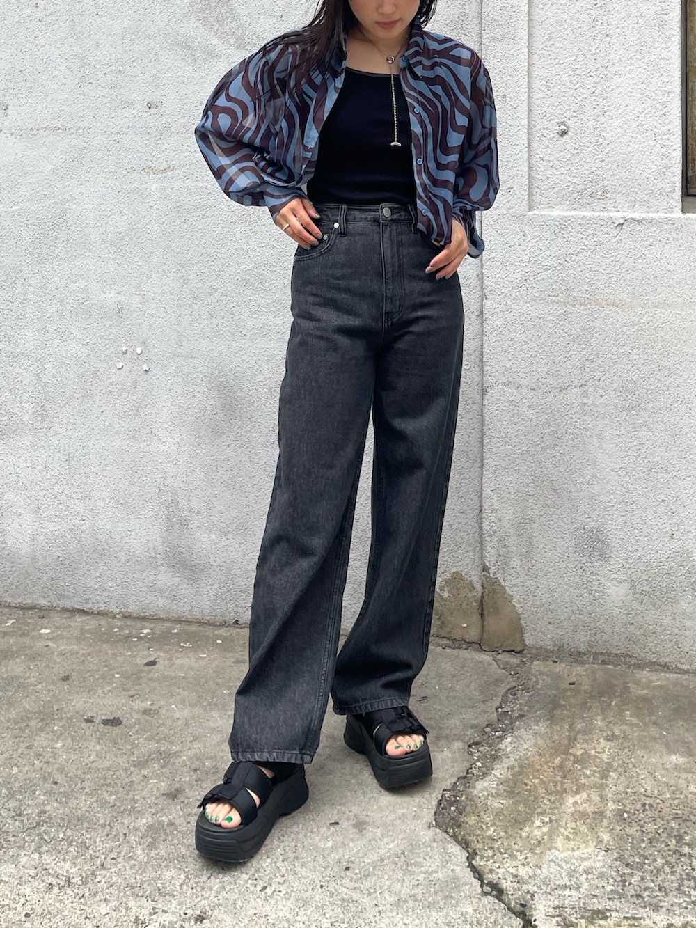 パープル系のシャツ/ブラウス、ブラック系のタンクトップ、ブラック系のデニムパンツを着用したレディースの夏コーディネートの2枚目の写真