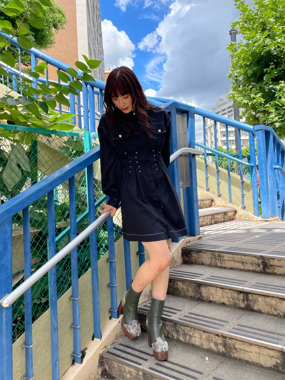 ブラック系のワンピースを着用したレディースの秋コーディネートの4枚目の写真