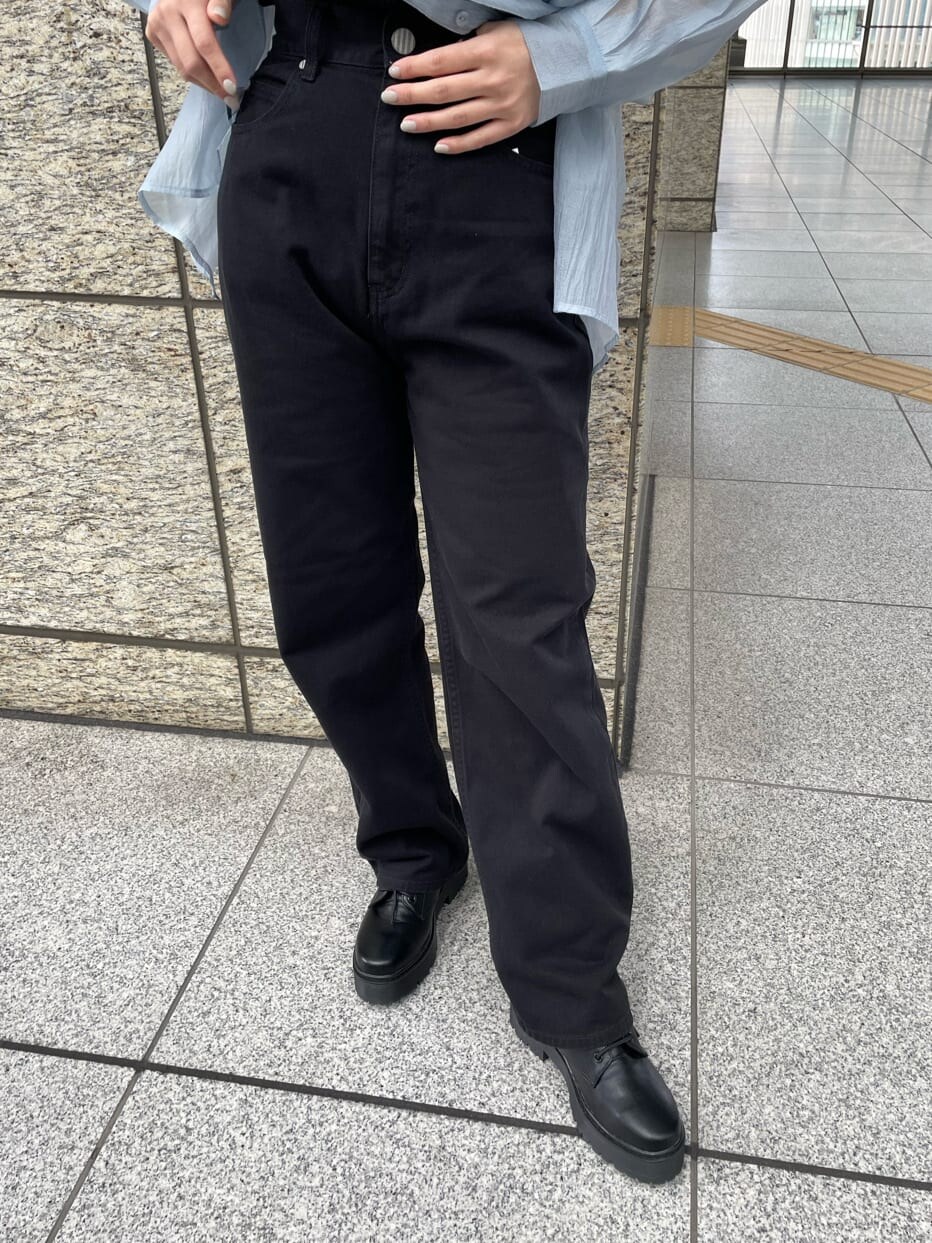 ブラック系のブーツ、ブラック系のデニムパンツ、ブラック系のタンクトップを着用したレディースの春コーディネートの7枚目の写真