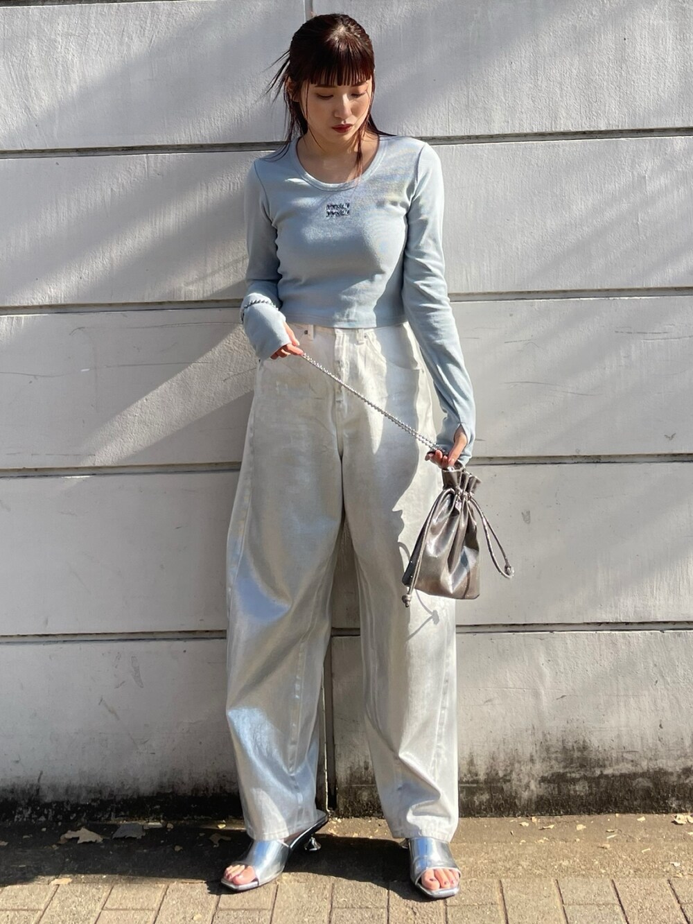 ブルー系のTシャツ/カットソー、ホワイト系のデニムパンツを着用したレディースの冬コーディネートの2枚目の写真