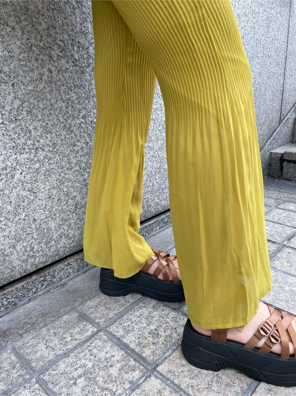 ベージュ系のサンダル、ホワイト系のTシャツ/カットソー、イエロー系のその他パンツを着用したレディースの春コーディネートの6枚目の写真