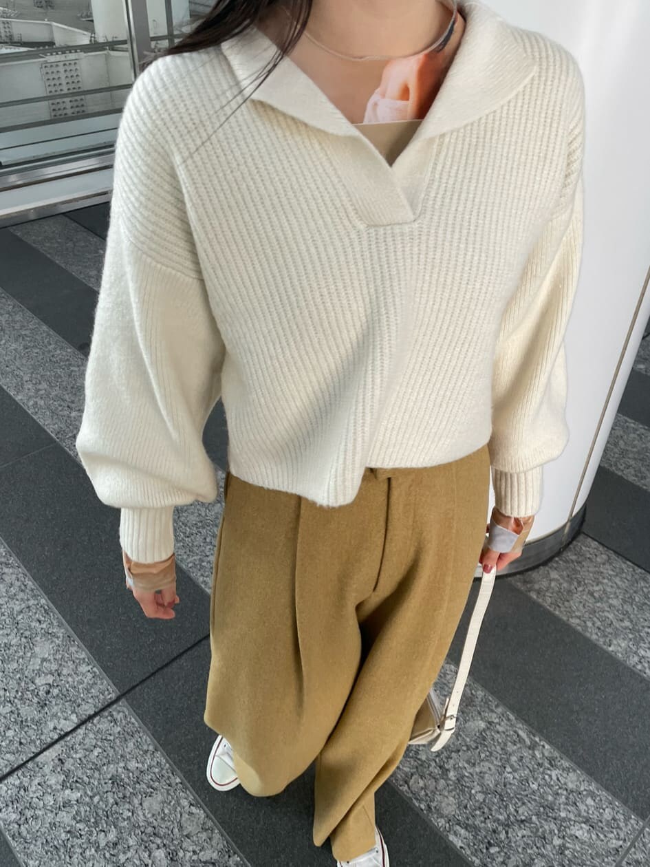 ホワイト系のハンドバッグ、イエロー系のその他パンツ、ホワイト系のニット/セーターを着用したレディースの冬コーディネートの4枚目の写真