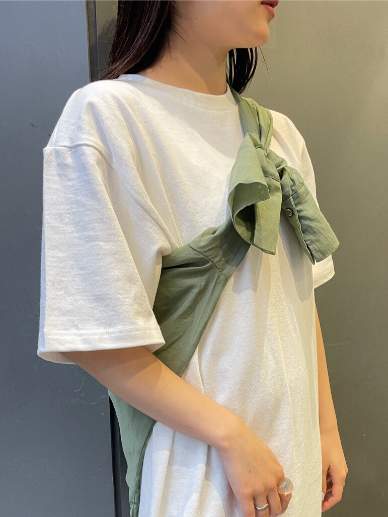 ホワイト系のサンダル、ホワイト系のワンピース、ベージュ系のシャツ/ブラウスを着用したレディースの春コーディネートの5枚目の写真