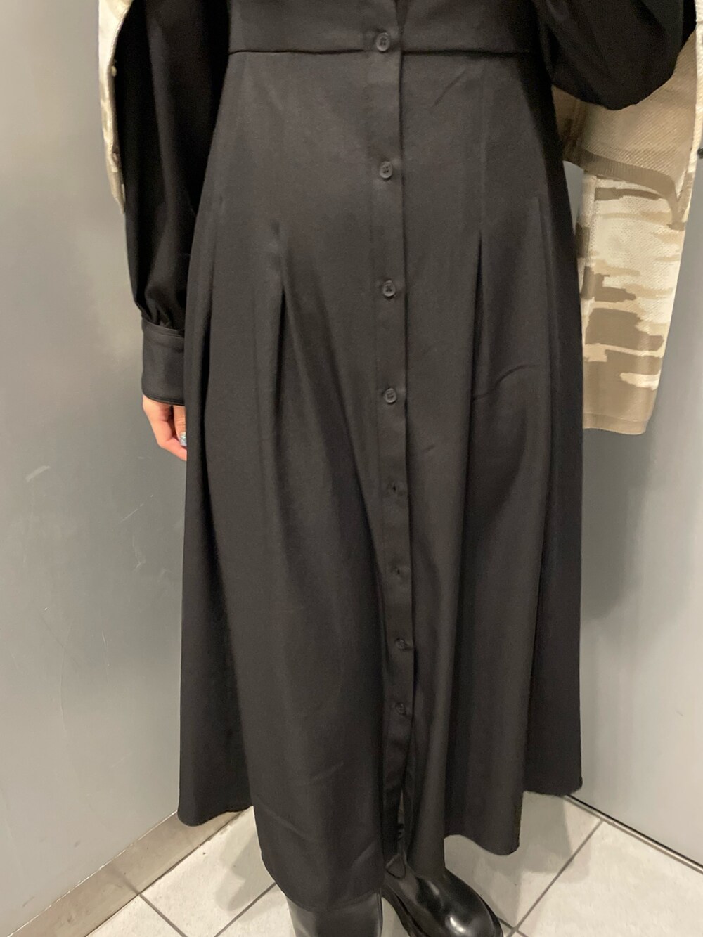 ベージュ系のカーディガン/ボレロ、ブラック系のワンピースを着用したレディースの冬コーディネートの6枚目の写真