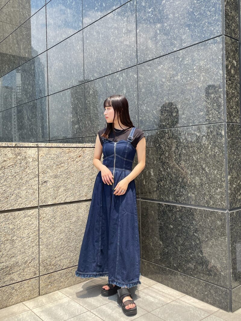 ブラック系のサンダル、ブルー系のワンピース、ブラック系のTシャツ/カットソーを着用したレディースの夏コーディネートの2枚目の写真