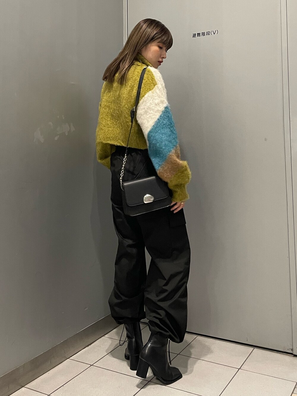 その他のニット/セーター、ブラック系のブーツ、ブラック系のショルダーバッグを着用したレディースの秋コーディネートの4枚目の写真