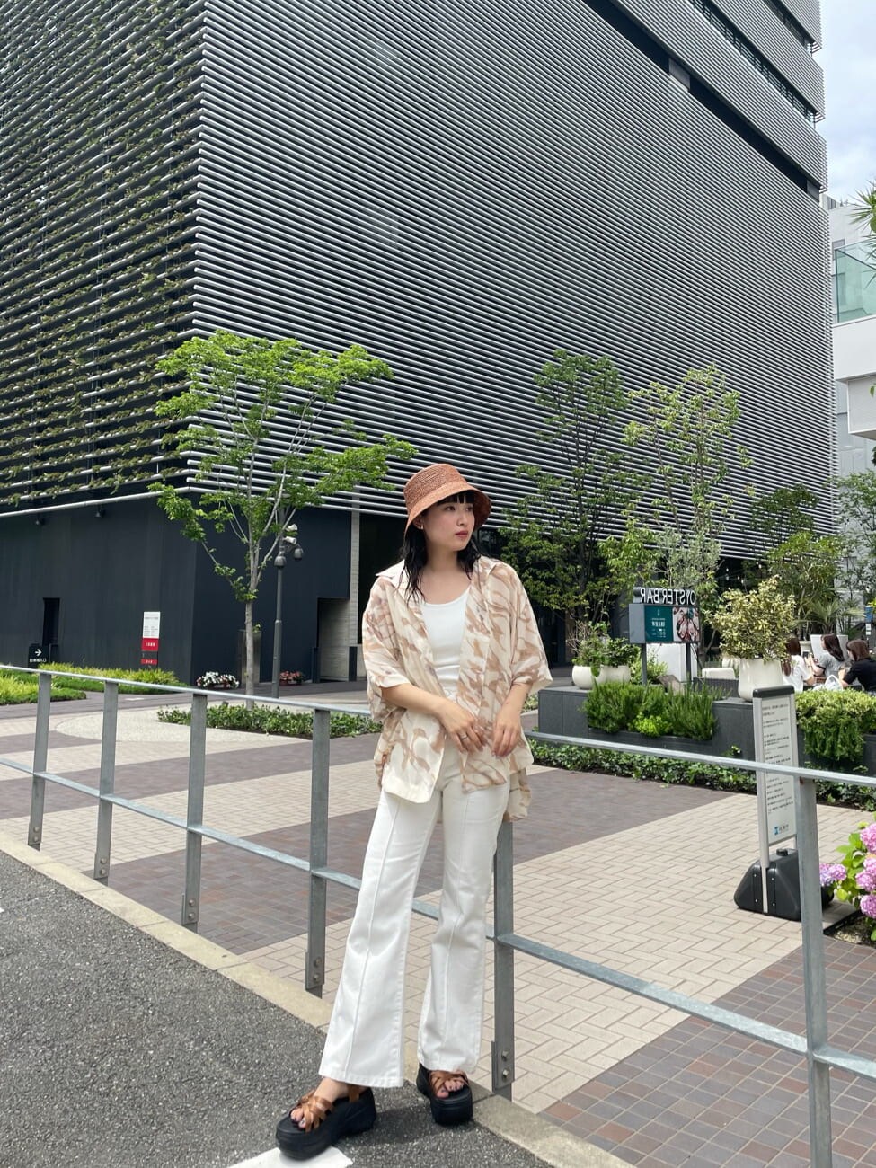 ホワイト系のその他パンツ、その他のシャツ/ブラウス、ベージュ系のサンダルを着用したレディースの夏コーディネートの2枚目の写真