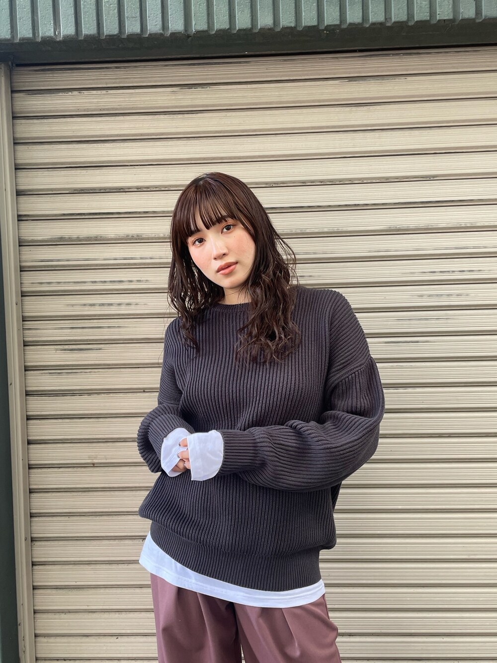 ブラック系のその他パンツ、グレー系のニット/セーターを着用したレディースの秋コーディネートの4枚目の写真