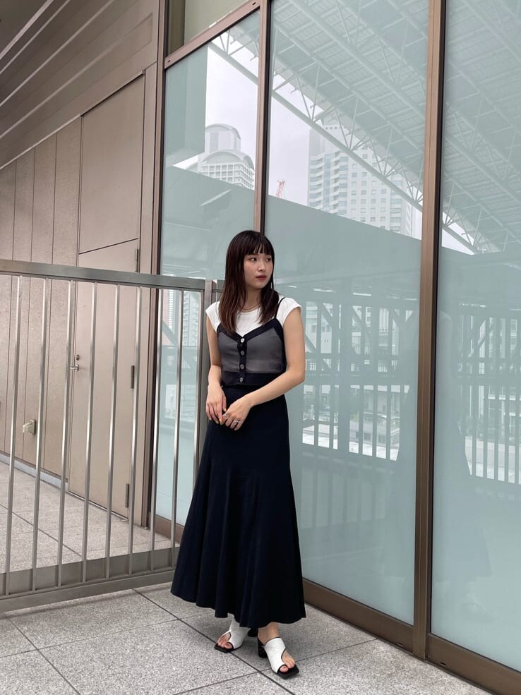 ブラック系のサンダル、ブラック系のスカート、ブラック系のTシャツ/カットソーを着用したレディースの夏コーディネートの2枚目の写真