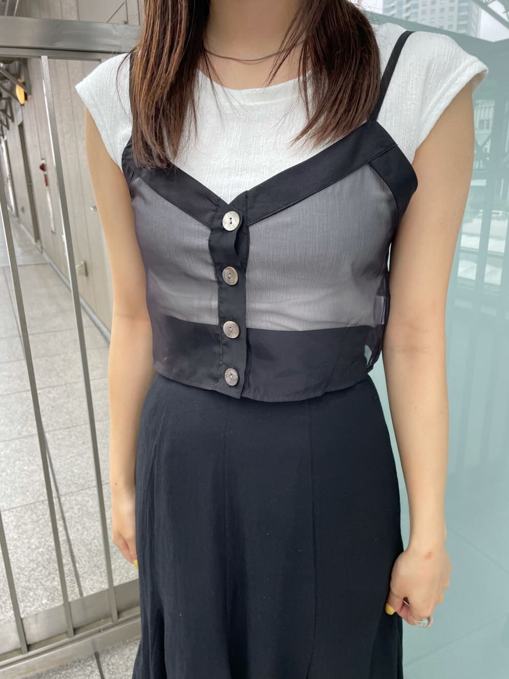 ブラック系のサンダル、ブラック系のスカート、ブラック系のTシャツ/カットソーを着用したレディースの夏コーディネートの4枚目の写真