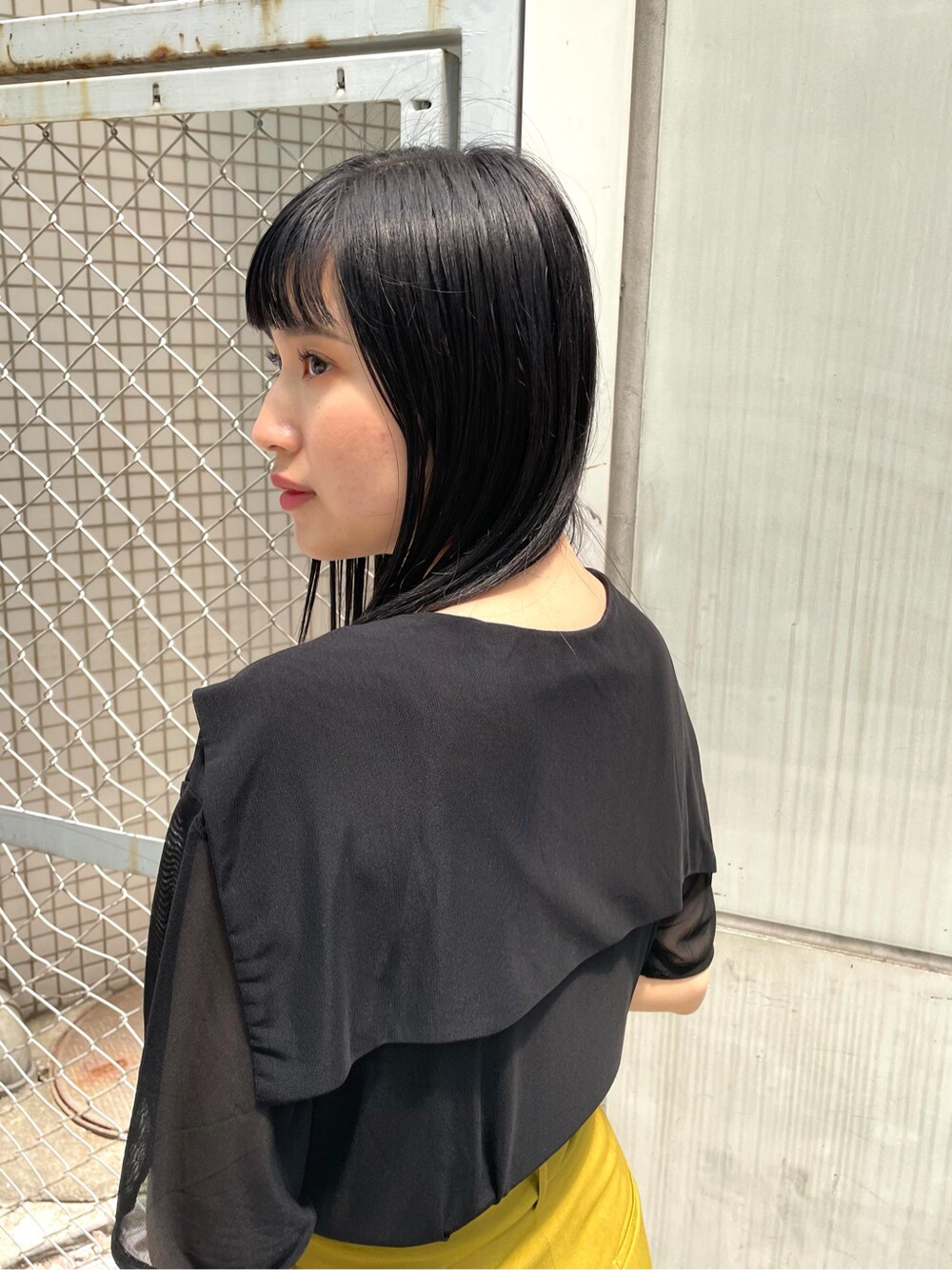 ベージュ系のその他パンツ、ブラック系のサンダル、ブラック系のTシャツ/カットソーを着用したレディースの春コーディネートの3枚目の写真