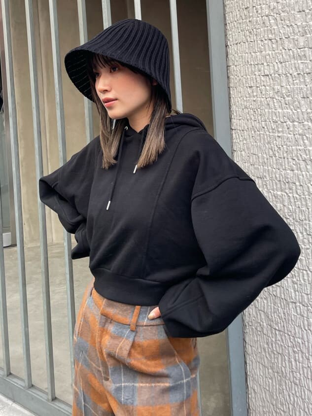 ブラック系のブーツ、その他のスラックス、ブラック系のパーカーを着用したレディースの秋コーディネートの5枚目の写真