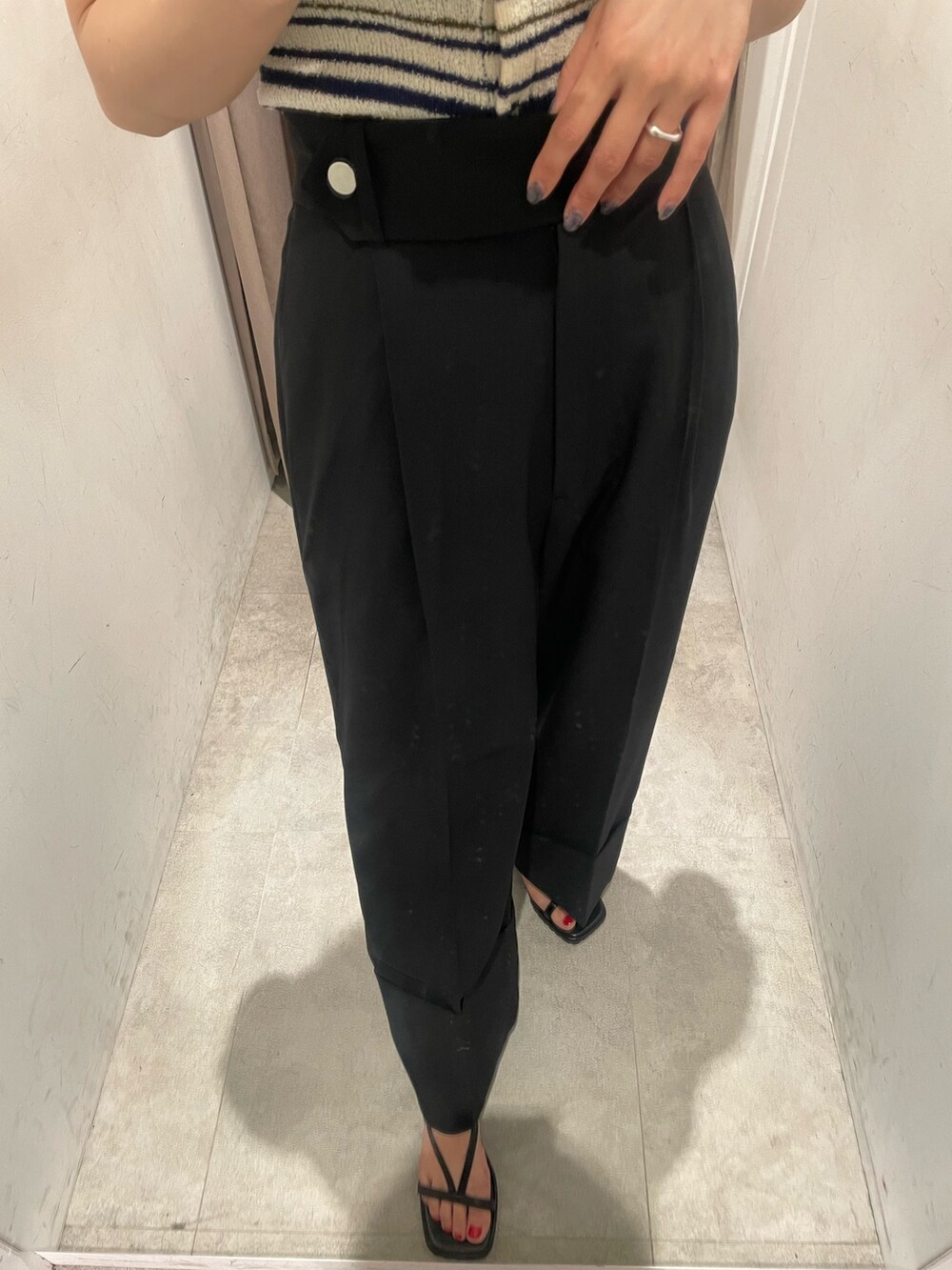 ブルー系のカーディガン/ボレロ、ブラック系のスラックス、ブラック系のサンダルを着用したレディースの春コーディネートの6枚目の写真