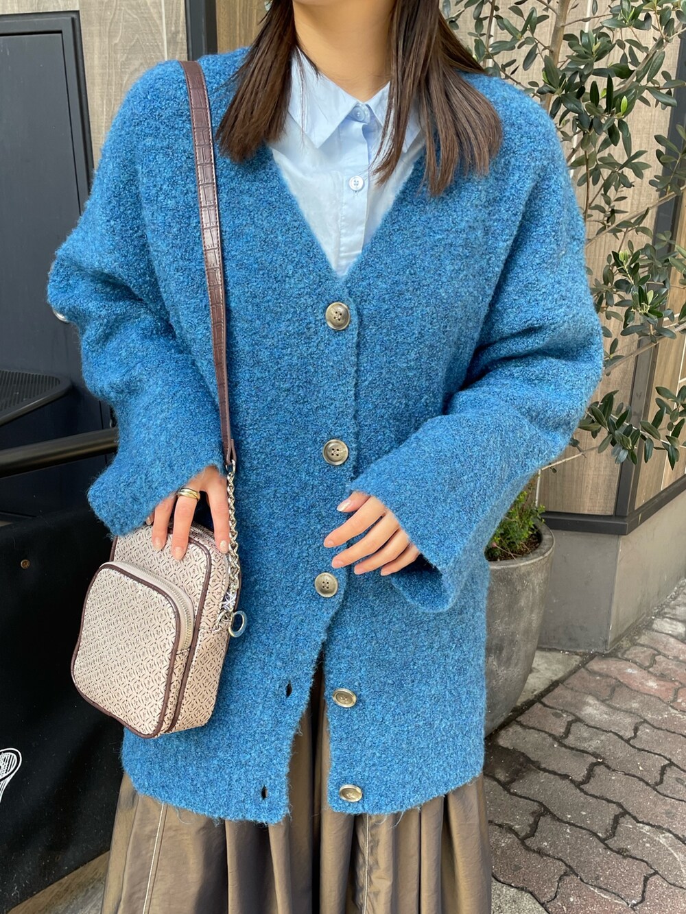 その他のショルダーバッグ、ブルー系のカーディガン/ボレロを着用したレディースの秋コーディネートの7枚目の写真