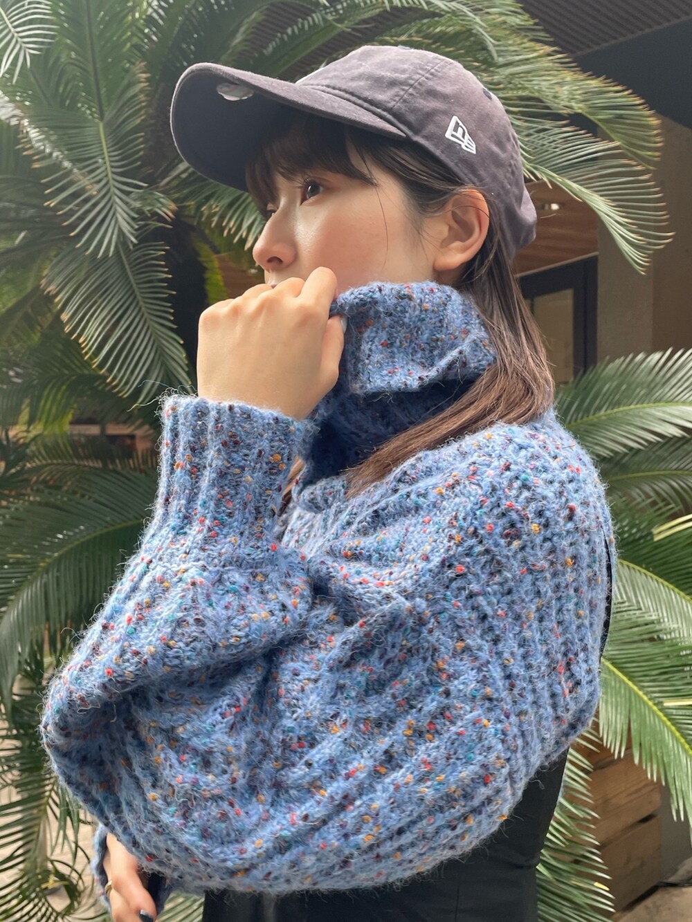 ブルー系のニット/セーターを着用したレディースの冬コーディネートの5枚目の写真