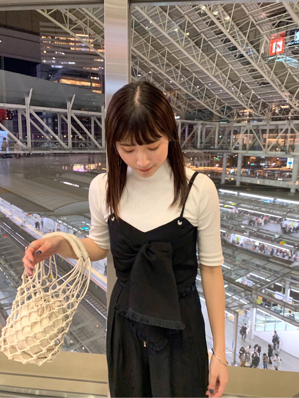 ブラック系のサンダル、ブラック系のスラックス、ブラック系のTシャツ/カットソーを着用したレディースの春コーディネートの3枚目の写真