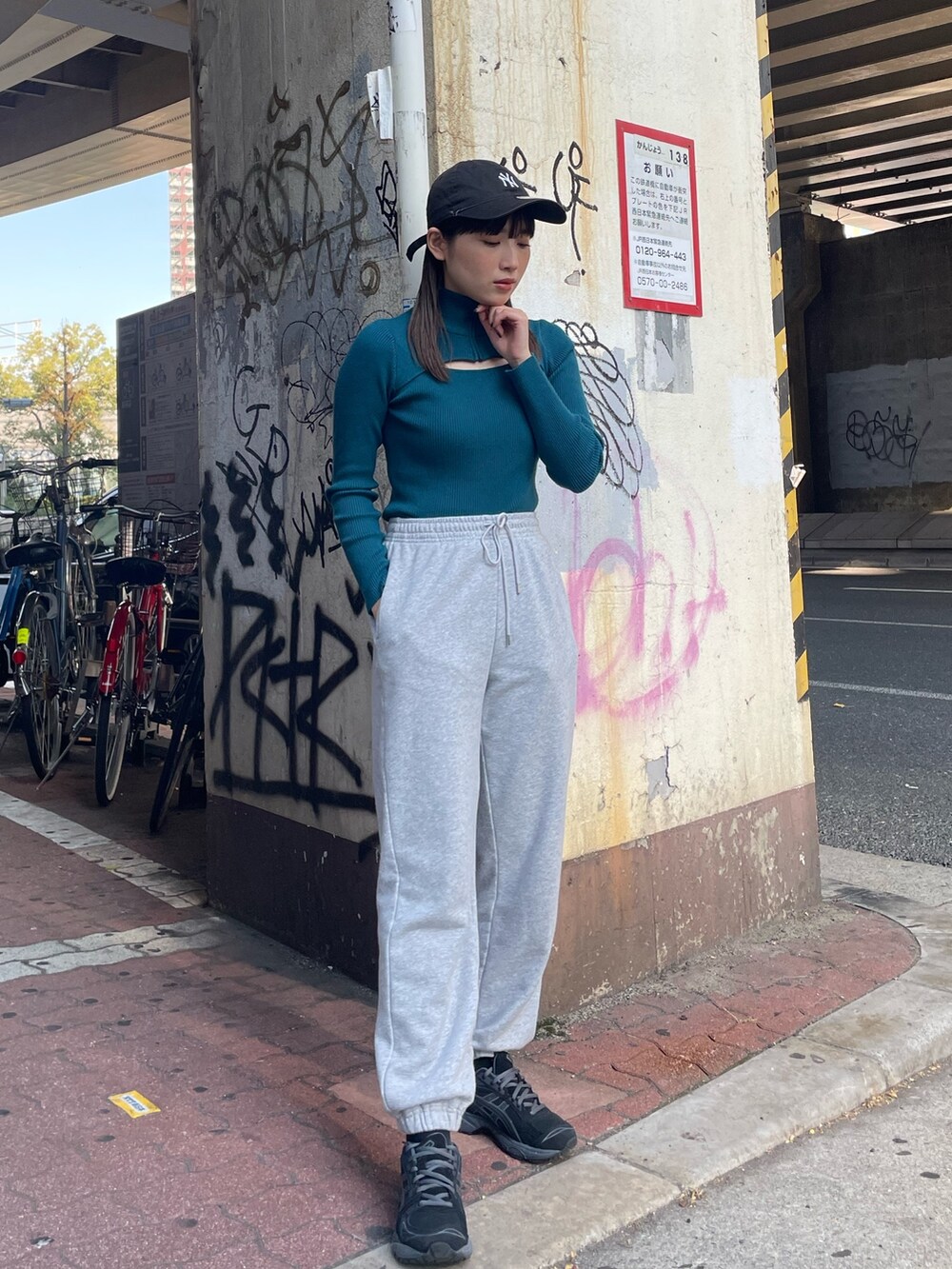 ブルー系のニット/セーター、ブラック系のダウンジャケット/コートを着用したレディースの冬コーディネートの5枚目の写真