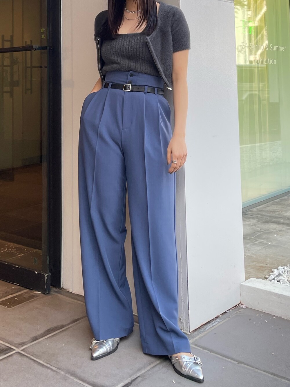 グレー系のニット/セーター、ブルー系のその他パンツを着用したレディースの夏コーディネートの2枚目の写真