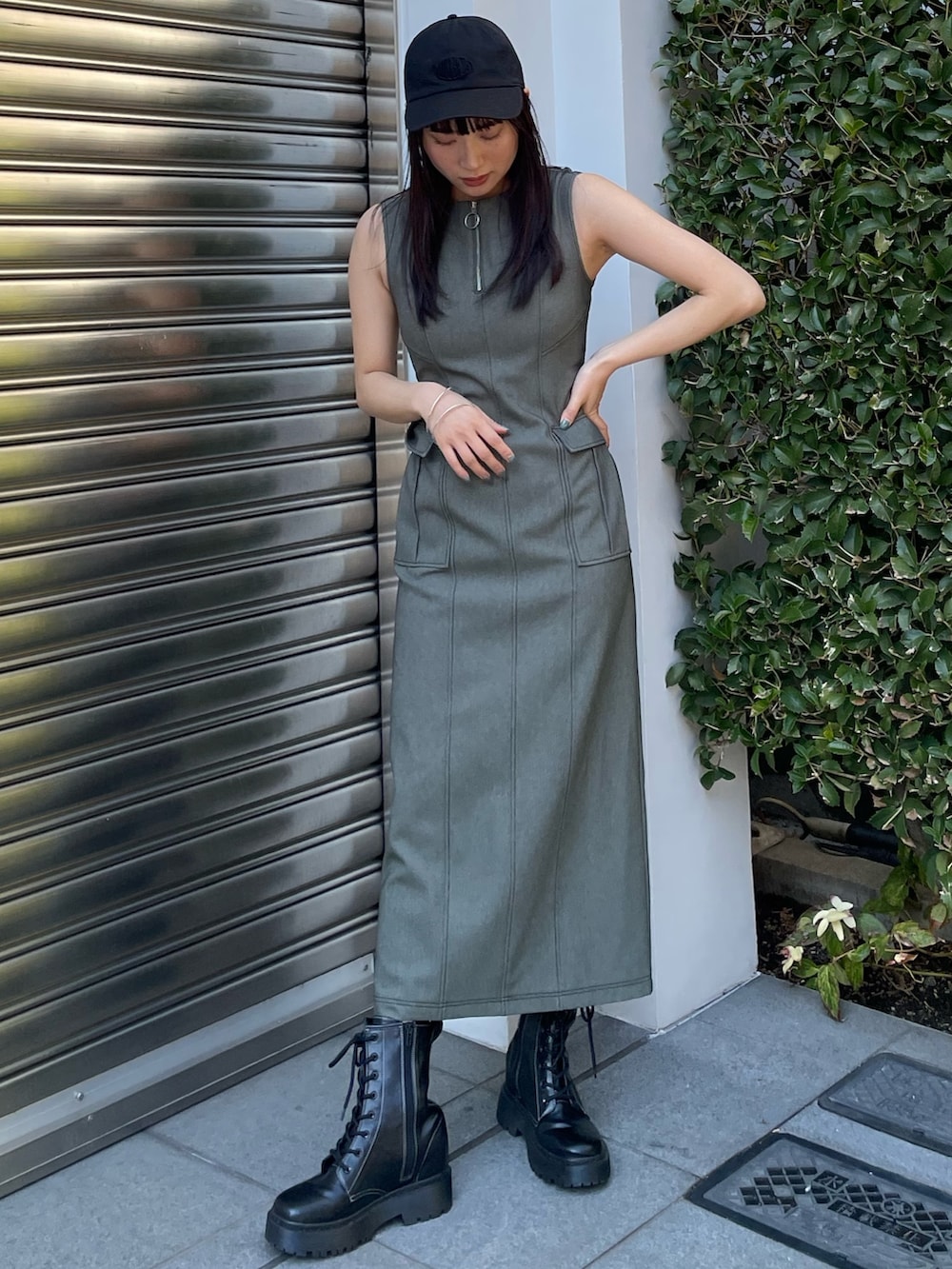 グリーン系のワンピースを着用したレディースの春コーディネートの2枚目の写真