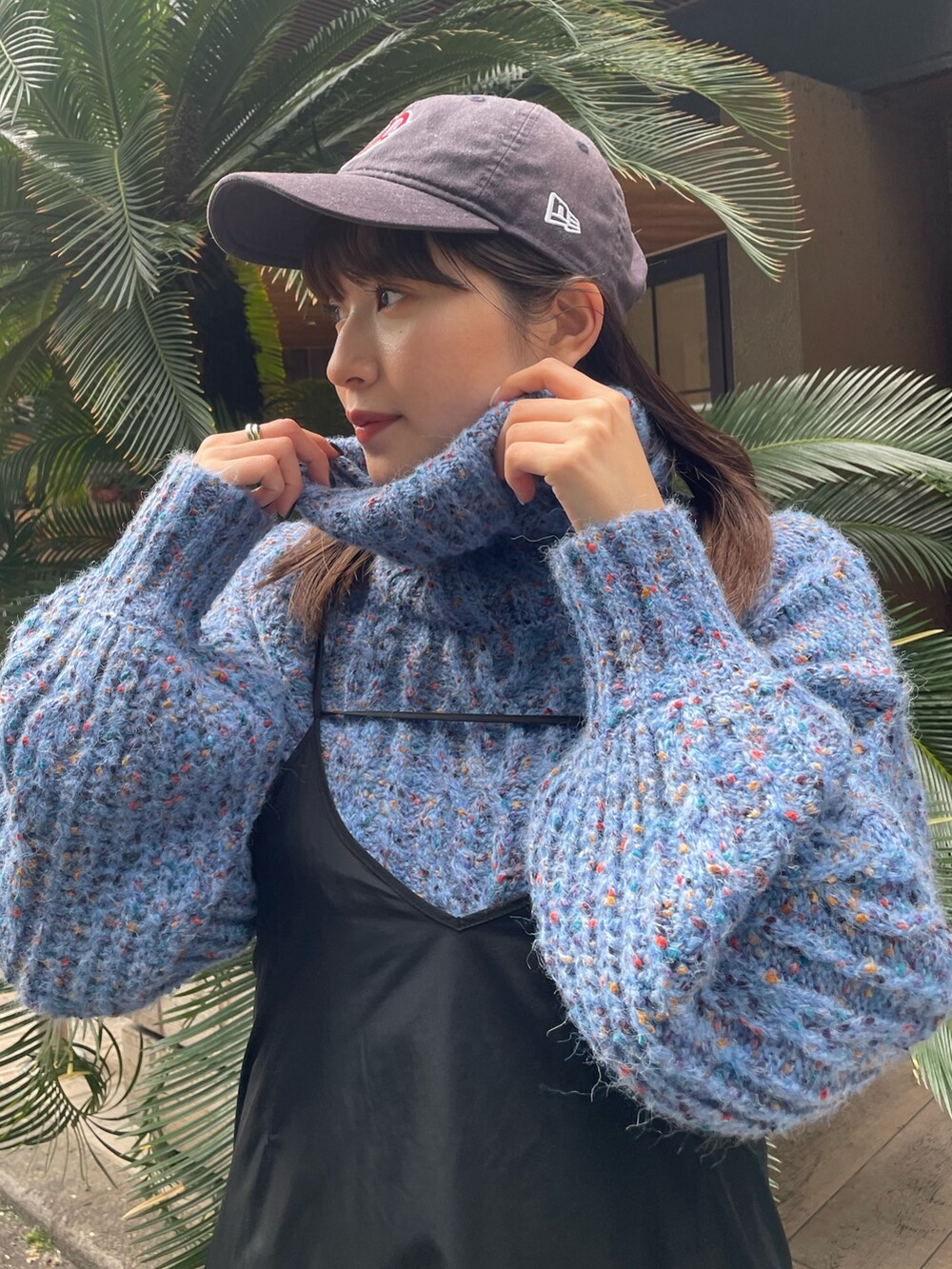 ブルー系のニット/セーターを着用したレディースの冬コーディネートの4枚目の写真