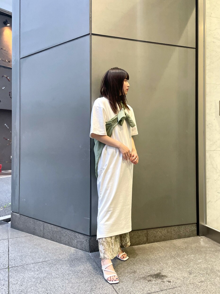 ホワイト系のサンダル、ホワイト系のワンピース、ベージュ系のシャツ/ブラウスを着用したレディースの春コーディネートの2枚目の写真