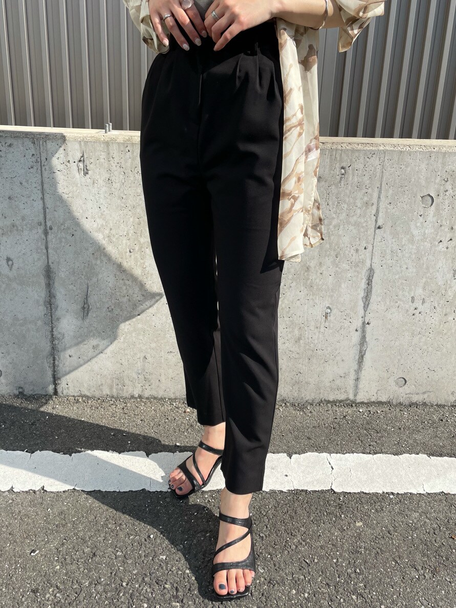 ブラック系のその他パンツ、ブラック系のサンダル、ベージュ系のニット/セーターを着用したレディースの春コーディネートの7枚目の写真