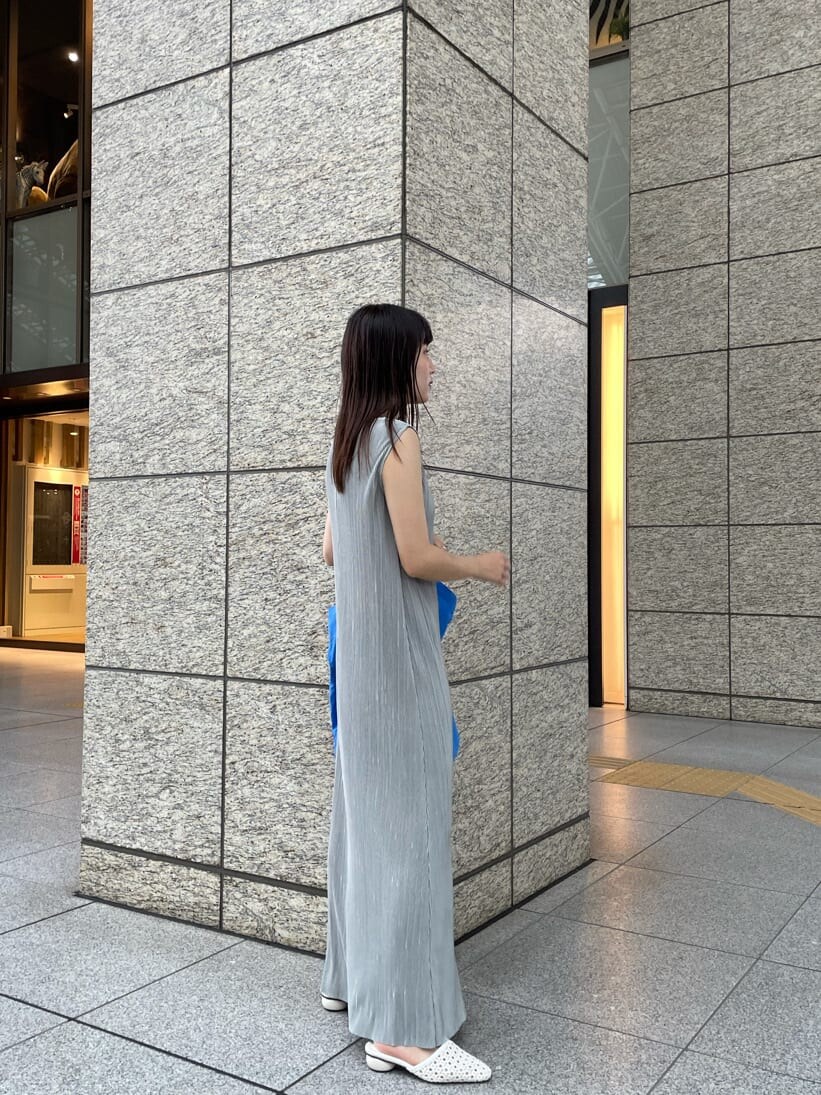 ホワイト系のサンダル、グレー系のワンピースを着用したレディースの夏コーディネートの4枚目の写真