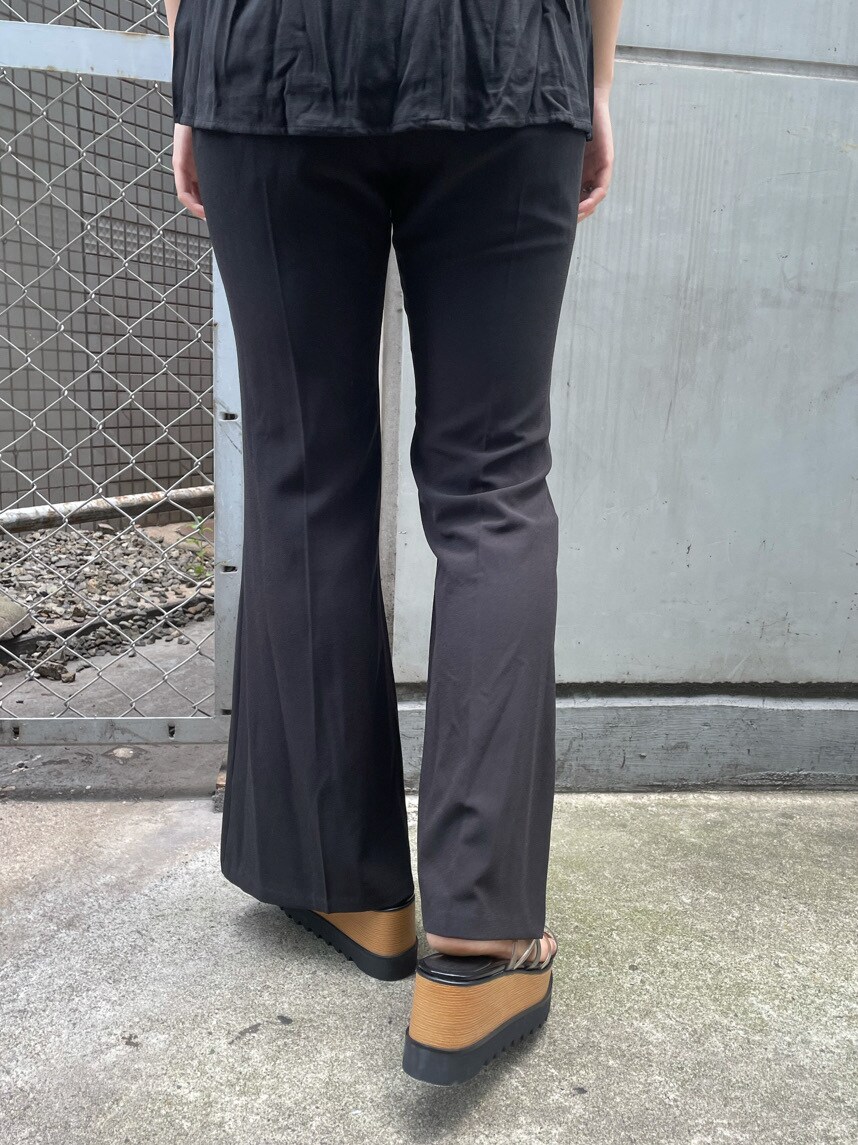 ブラック系のシャツ/ブラウス、ブラック系のサンダル、ブラック系のスラックスを着用したレディースの春コーディネートの7枚目の写真