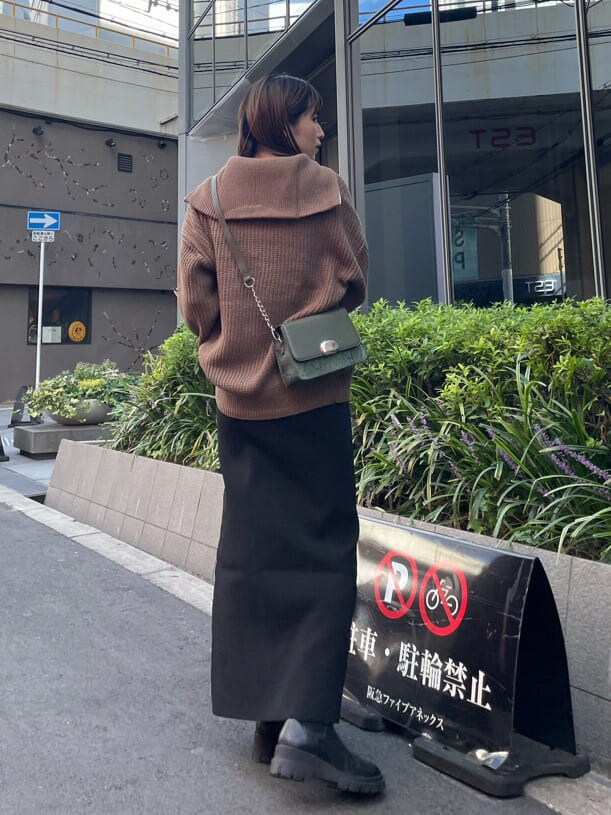 ブラック系のブーツ、ブラウン系のニット/セーター、グリーン系のショルダーバッグを着用したレディースの秋コーディネートの4枚目の写真