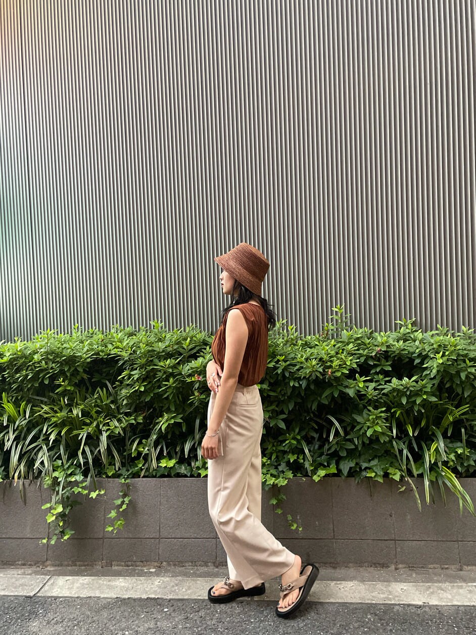 ホワイト系のその他パンツ、ブラウン系のシャツ/ブラウス、ベージュ系のサンダルを着用したレディースの夏コーディネートの2枚目の写真