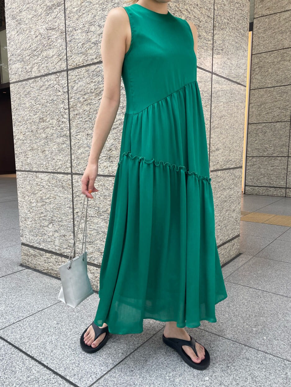 グリーン系のワンピース、ホワイト系のショルダーバッグを着用したレディースの夏コーディネートの6枚目の写真