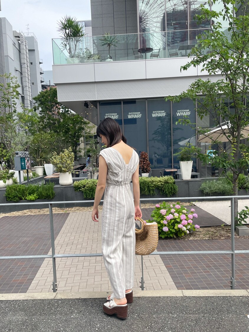 その他のつなぎ/オールインワン、ホワイト系のサンダル、ベージュ系のかごバッグを着用したレディースの夏コーディネートの3枚目の写真