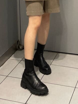 ブラック系のブーツ、ブラウン系のテーラードジャケット、ブラウン系のスラックスを着用したレディースの秋コーディネートの7枚目の写真