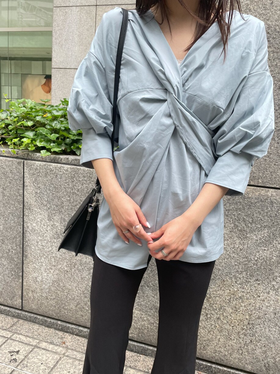 ブルー系のシャツ/ブラウス、ブラック系のサンダル、ブラック系のハンドバッグを着用したレディースの春コーディネートの6枚目の写真