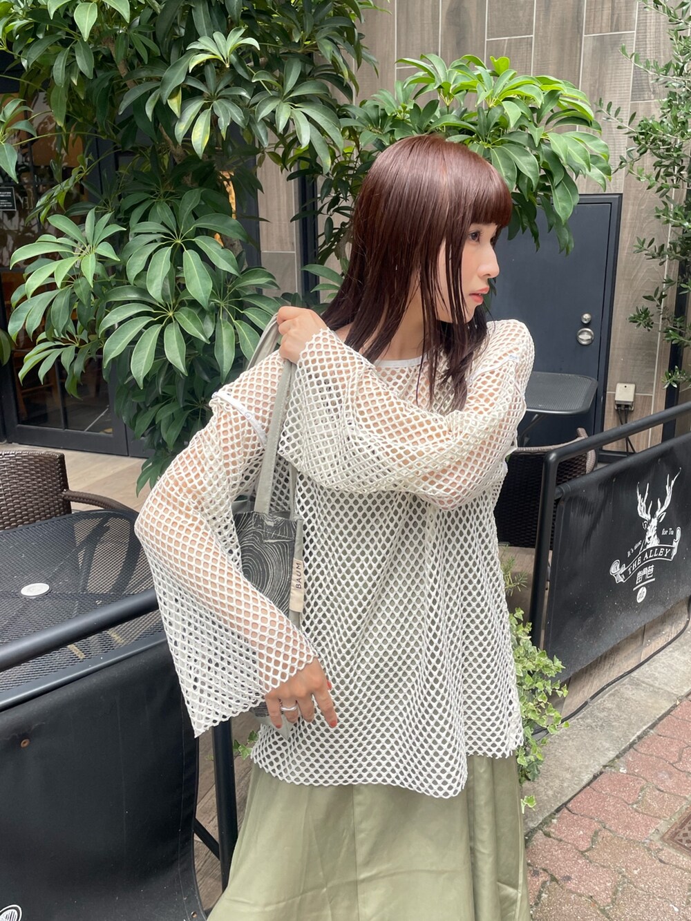 グリーン系のワンピース、ホワイト系のシャツ/ブラウスを着用したレディースの夏コーディネートの4枚目の写真