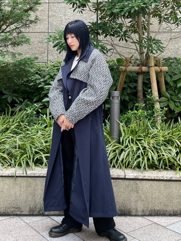 ブラック系のデニムパンツ、ブルー系のトレンチコートを着用したレディースの夏コーディネートの5枚目の写真