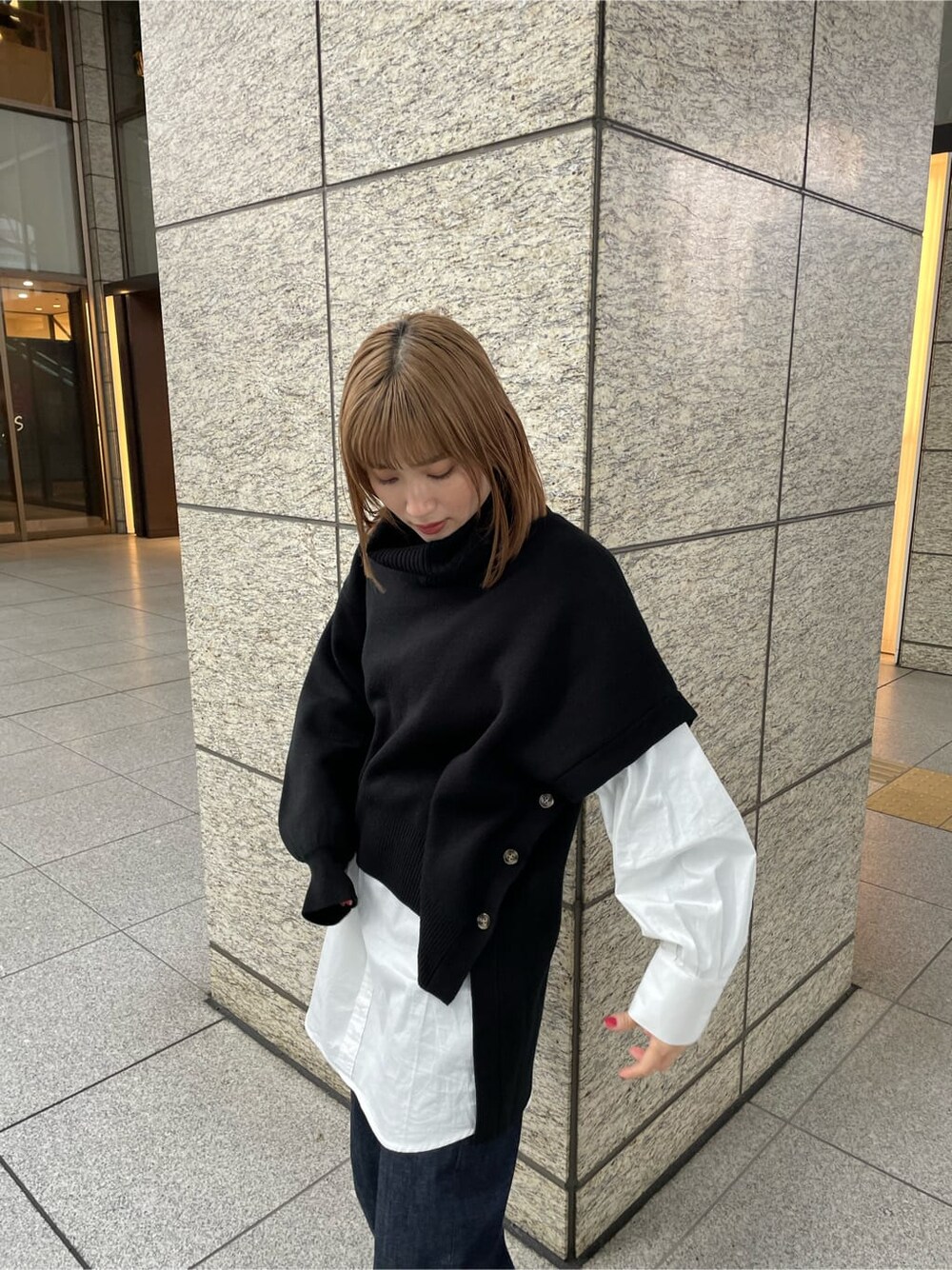 ブラック系のワンピースを着用したレディースの冬コーディネートの5枚目の写真