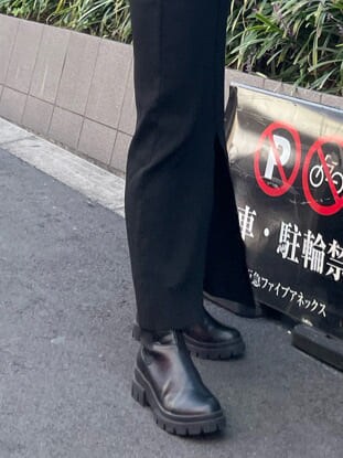 ブラック系のブーツ、ブラウン系のニット/セーター、グリーン系のショルダーバッグを着用したレディースの秋コーディネートの7枚目の写真