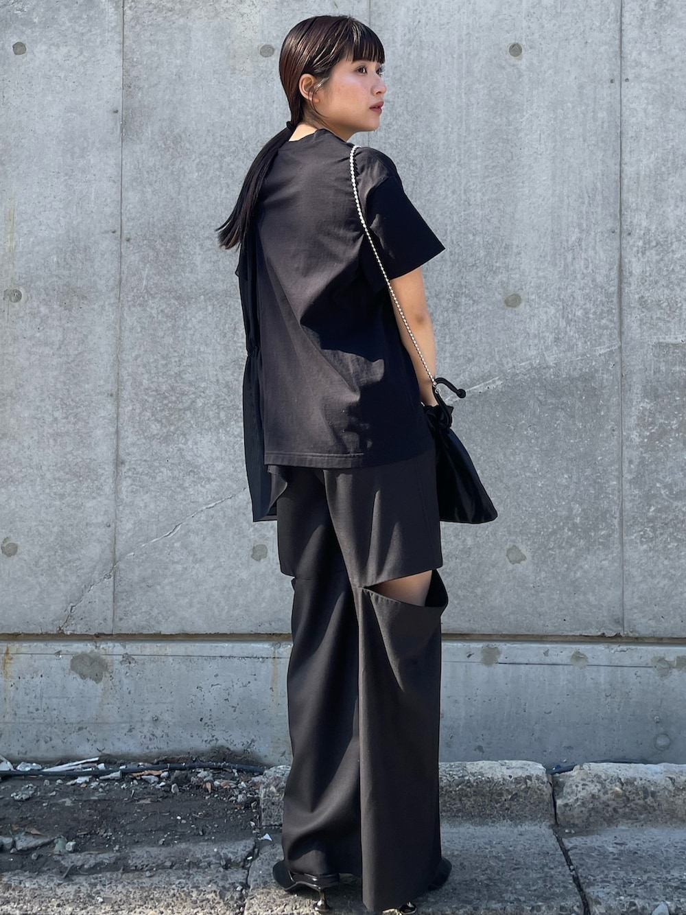 ブラック系のTシャツ/カットソー、ブラック系のその他パンツを着用したレディースの夏コーディネートの2枚目の写真