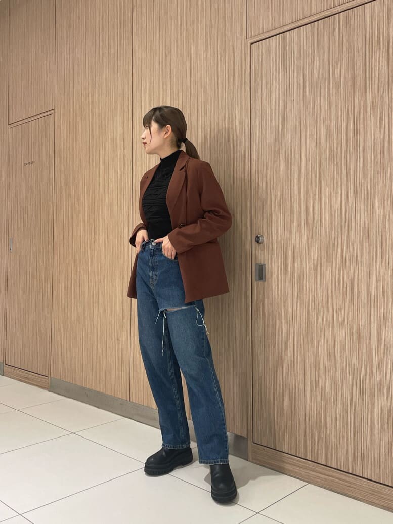 ブラウン系のテーラードジャケット、ブルー系のデニムパンツ、ブラック系のニット/セーターを着用したレディースの夏コーディネートの4枚目の写真